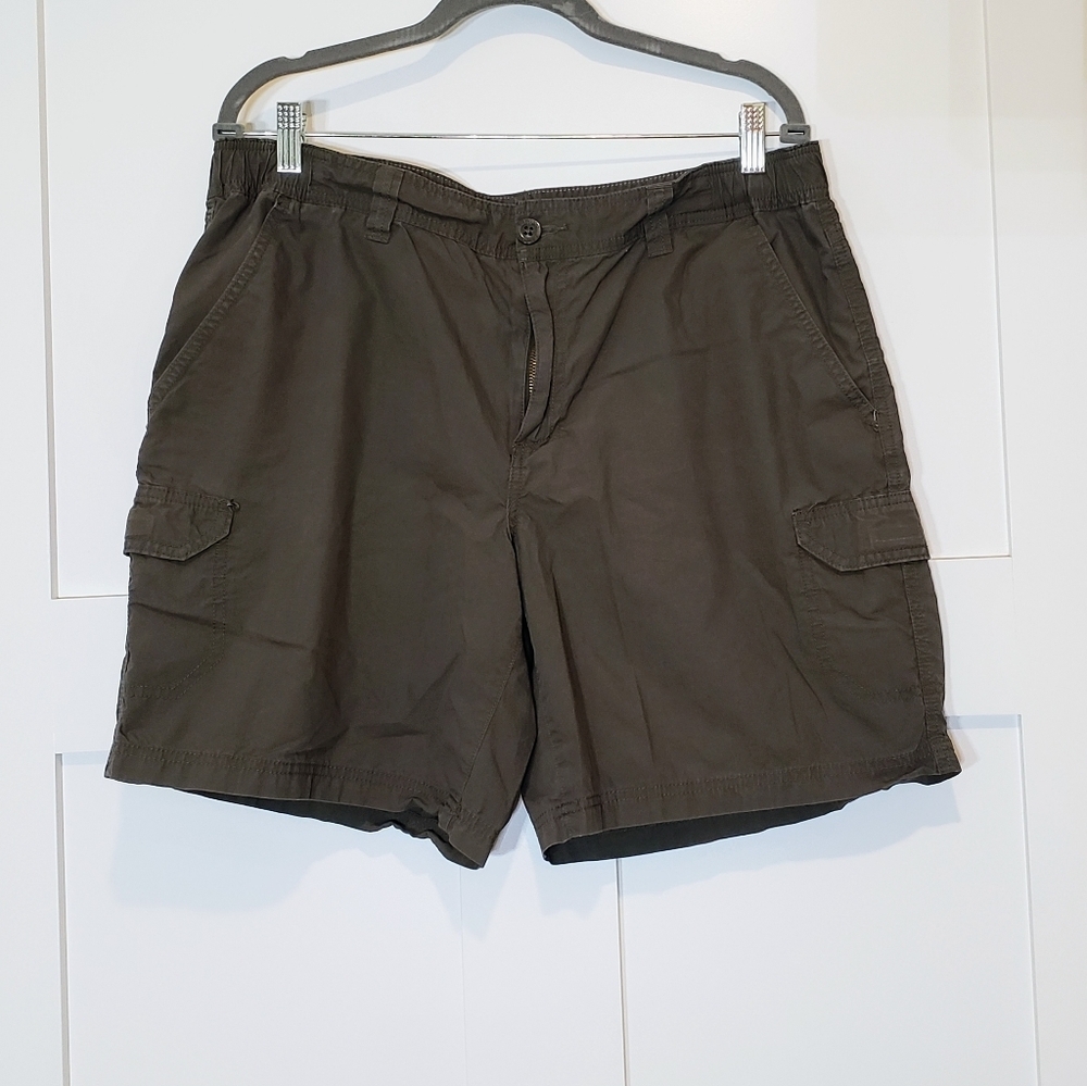 Columbia Cargo Shorts Army  Green EUC 38 Cotton  Outdoors  Hiking Fishing